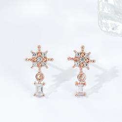 ◎商品特色,925銀針小巧精緻,別緻花朵造型適合平日配戴不過敏|◎|◎品牌:HANA梨花品牌定位:流行品牌適用性別:女生種類:耳環款式:穿式/針式材質:925純銀尺寸:1CM流行元素:愛心/心型,水鑽