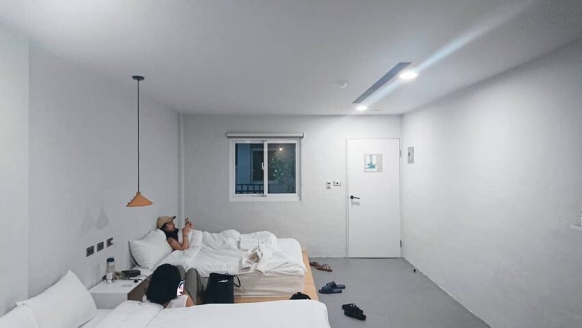 宜蘭住宿｜宜蘭民宿推薦、南澳｜The New Days，整體風格簡約富有設計感，床底會緊貼著窗戶，天氣好的話陽光灑落超級夢幻。