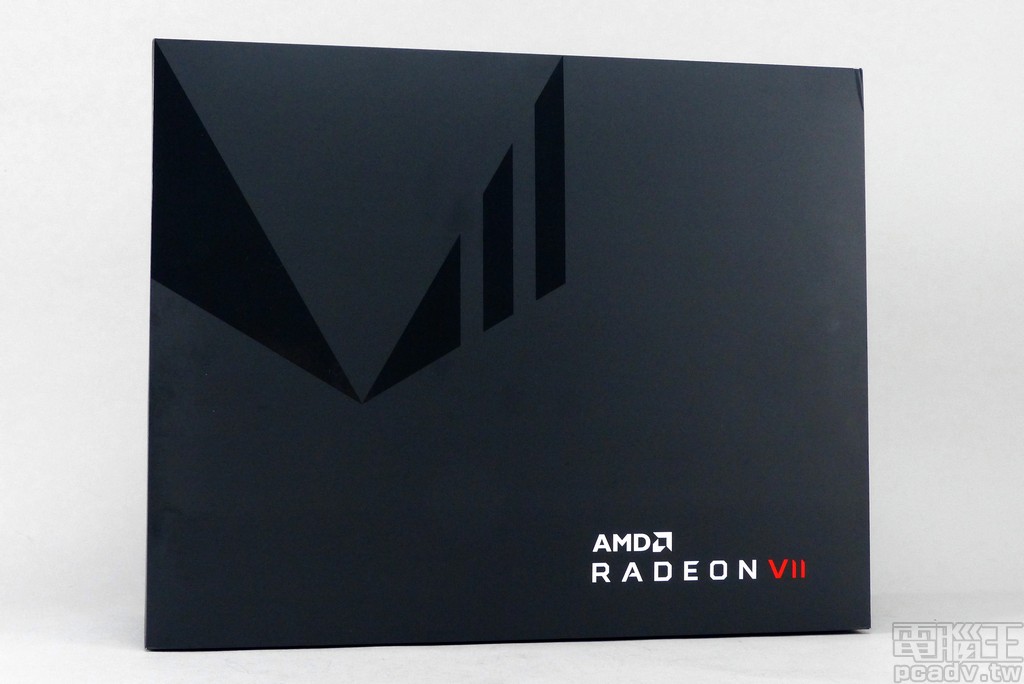 Radeon VII 媒體送測版使用禮盒包裝，上方標示 AMD Radeon VII 字樣，專屬標誌則以部分上光方式印製