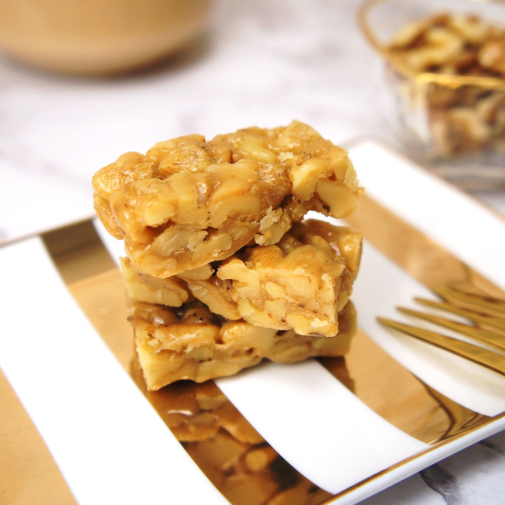 【商品特色】午後小食光獨家研發『太妃核桃酥』70%堅果黃金比例組合經烘烤後的核桃果仁淋上香氣四溢的太妃糖衣調配出黃金比例的完美組合每一口都有濃濃太妃糖香以及堅果酥脆的口感採用健康海藻糖以滿足女孩想吃甜