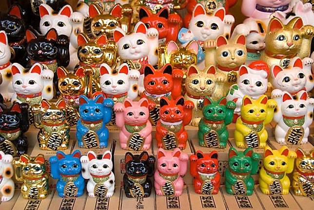 Image result for Benda yang Maneki Neko genggam dan kenakan juga memiliki filosofi masing-masing