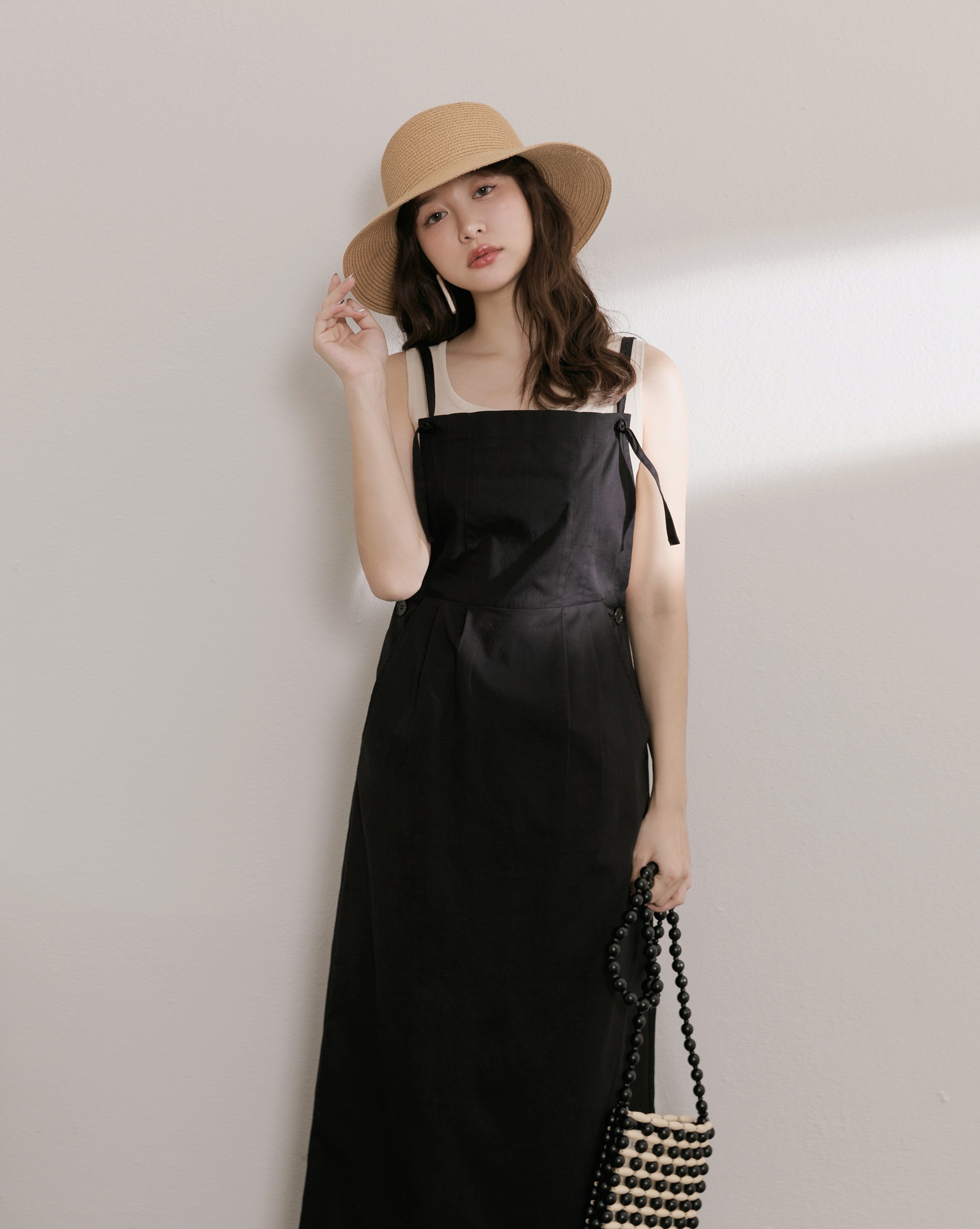 舒適斜紋棉質面料/腰節下有打摺設計/肩帶可自行打結調整長度/有側邊斜插口袋/背面裝飾假口袋/後腰鬆緊帶/後下擺有開衩好走動/無內裡