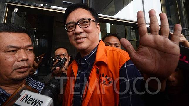 Direktur Operasional Lippo Group Billy Sindoro tampak tersenyum saat keluar dari gedung KPK dengan mengenakan rompi tahanan pada Selasa, 16 Oktober 2018. Billy Sindoro ditahan KPK setelah ditetapkan sebagai tersangka karena diduga memberi suap pengurusan izin proyek Meikarta. TEMPO/Imam Sukamto 