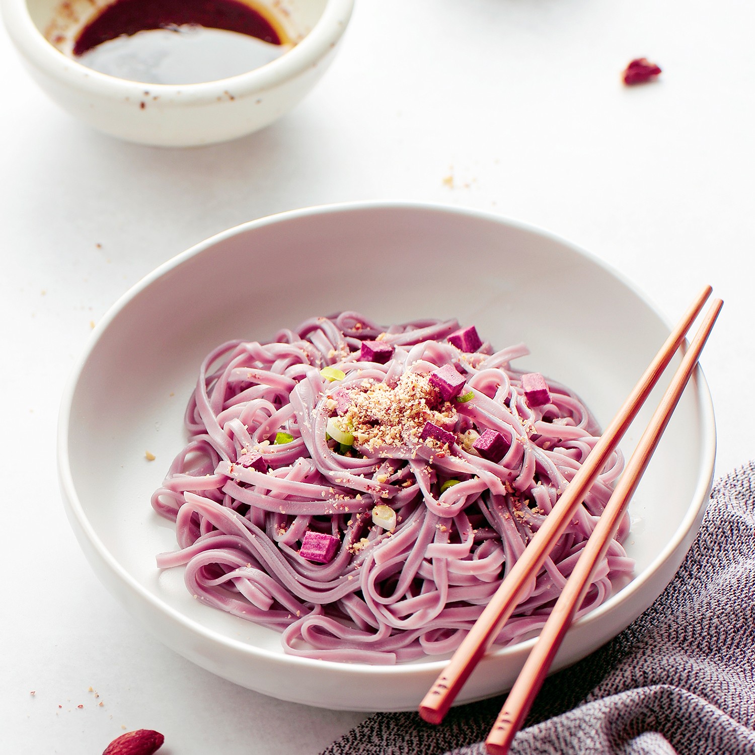 媽咪愛獨家優惠價！錯過可惜！。食材不加水、不加鹽，保留最完整的食物原味。國家級檢測認證：無防腐劑、無色素、無硼砂添加。人氣拌麵系列》風味麻醬、道地沙茶、油蔥拌醬、椒麻辣醬、經典麻辣、古味麻油。最天然的