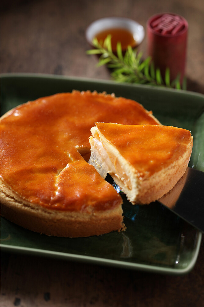 乳酪麻糬，內餡都包含了一層麻糬增加大餅的滑順Q軟感口感，乳酪散發出濃濃的奶香味，可是寶珍香人氣商品之一。 廠商名稱：寶珍香食品有限公司 廠商電話：04-7381635 保存期限：常溫十五天