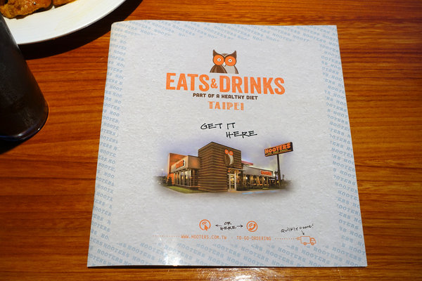 Hooters信義店-遠百信義A13餐廳推薦，HOOTERS美式餐廳大遠百14樓信義店，近看101及百萬級景觀的遠百深夜食堂，遠百信義A13聚餐餐廳
