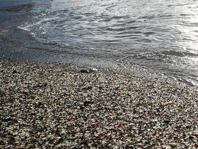 Tak Hanya Putih atau Kecokelatan, Ini 11 Deretan Pantai Paling Berwarna di Dunia