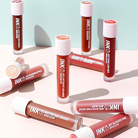 矇矓霧感唇釉，柔和顯色不顯唇紋。