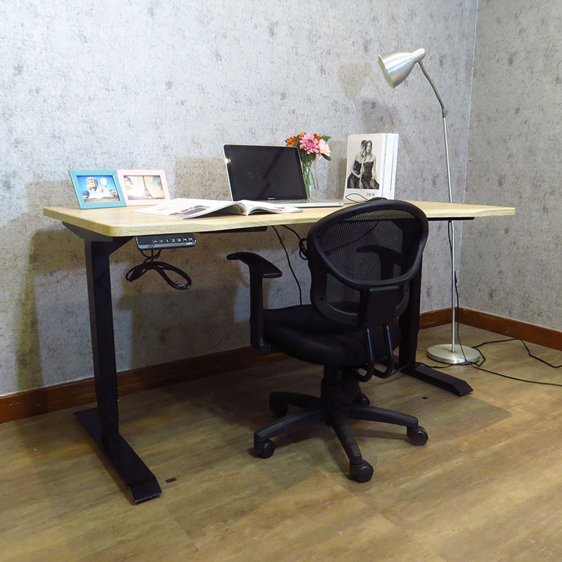 靈活發揮辦公桌及電動調整的功能，呈現簡約設計美感