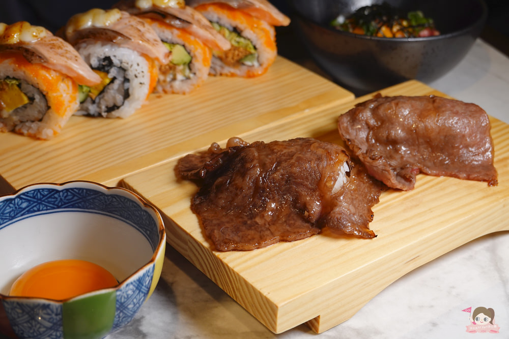 台北 遠百信義 A13 YKNK club，和牛燒肉居酒屋兼 KTV，嗨到凌晨 2 點附上燒肉管家！樂軒新作，必吃！