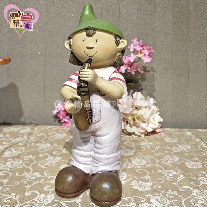 35公分可愛站姿小男孩吹奏薩克斯風擺飾 Zakka鄉村田園療癒系公仔娃娃卡通居家件開店賀禮生日交換禮物藝術品【築巢傢飾】