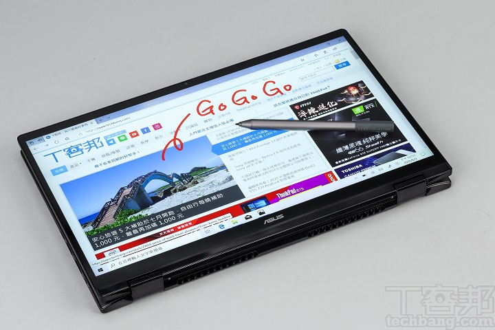 完全把鍵盤底部反折收納在螢幕背後，就是平板電腦，可搭配 Asus Pen 隨時書寫。