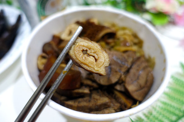 台北夜市滷味推薦-饒河街夜市撒旦牛滷味，饒河夜市好吃小吃，松山區銅板美食，饒河夜市加熱滷味，滷牛三寶、滷大腸好吃又入味 