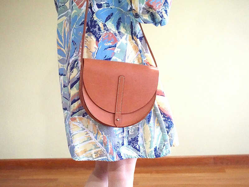 半月形馬鞍包，焦糖色棕色皮革 - 極簡主義/半圓形包