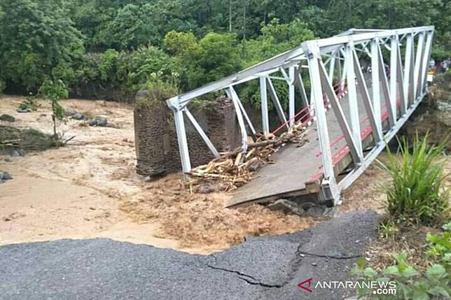 Jembatan Putus Tujuh Rumah Hanyut Akibat Luapan Air Sungai