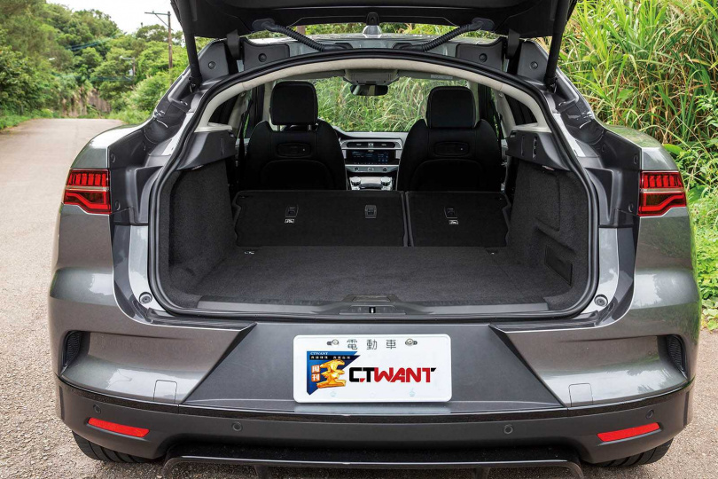 受惠於長軸距的的設計，行李廂空間有656公升，後座倒平時更提升到1,453公升。（圖／黃耀徵攝）