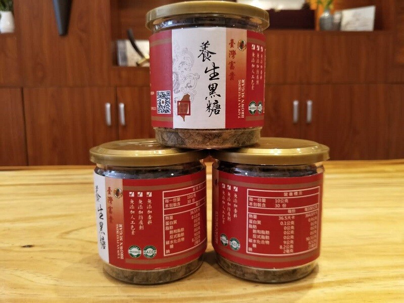 【olina生活館】【台灣富貴養生黑糖】-顆粒黑糖（家庭滿足罐）-300克 都會OL/小資女暖心首選,不僅是女性必備的好朋友，更是嚴選台灣在地農產品,保留許多礦物質及維生素無論男女老少皆可隨手讓您吃的