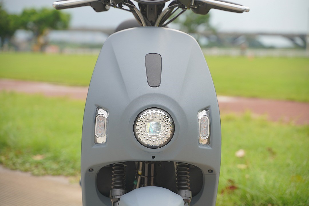 LED 大燈亮度足夠，造型亦極具辨識度。