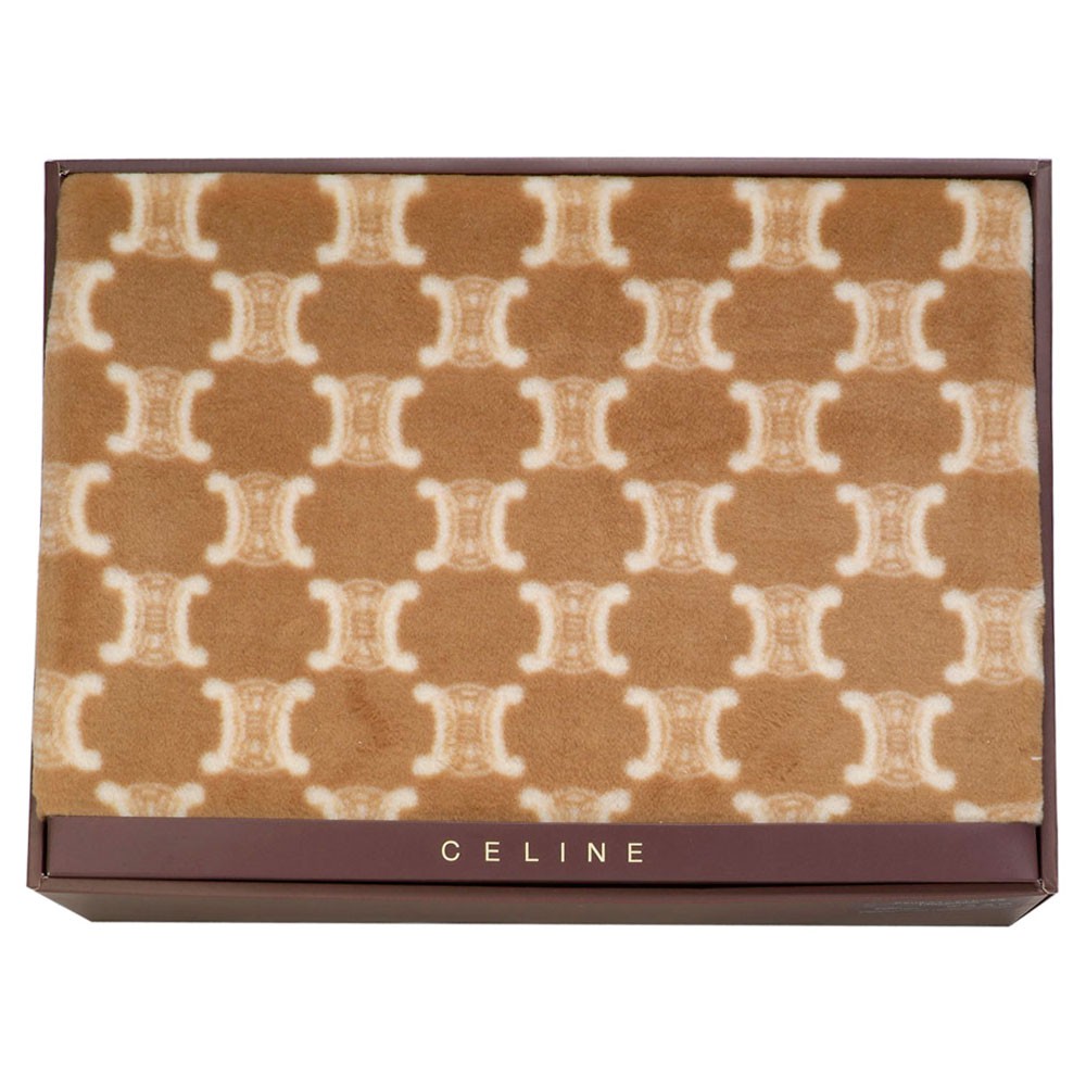 CELINE品牌毛毯，使用絨毛材質輕柔蓬鬆，觸感細膩舒適，不易產生皺紋和縮水變形，具特殊光澤，即使受到太陽光線直接照射，品質幾乎不受影響，且比羊毛容易清洗，較不會引起過敏。上選材質，細膩考究，完美做工
