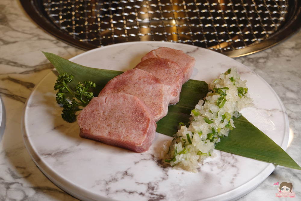 台北 遠百信義 A13 YKNK club，和牛燒肉居酒屋兼 KTV，嗨到凌晨 2 點附上燒肉管家！樂軒新作，必吃！