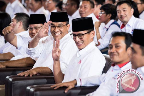 Calon Gubernur DKI Jakarta Anies Baswedan (ketiga kiri) dan Calon Wakil Gubernur DKI Jakarta Sandiaga Uno (ketiga kanan) bersama Ketua Umum Partai Gerindra Prabowo Subianto (kedua kiri) menyapa warga saat menghadiri deklarasi dukungan putaran kedua Pilkada DKI di Kelapa Gading Sports Mall, Jakarta, Selasa (14/3/2017). Partai Persatuan Indonesia (Perindo) resmi memberikan dukungan kepada pasangan Cagub dan Cawagub DKI Jakarta Anies Baswedan-Sandiaga Uno. (ANTARA/M Agung Rajasa)