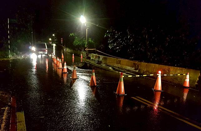 影 地震 豪雨接連侵襲 大溪大鶯路路基遭掏空 Nownews 今日新聞 Line Today