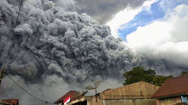 Gunung Sinabung erupsi. (dok warga)