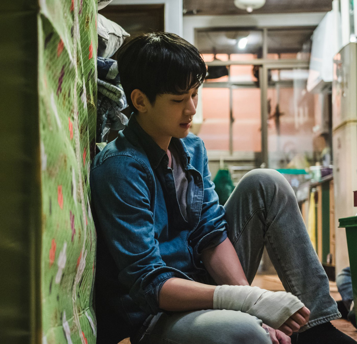 《雖然是精神病但沒關係》金秀賢演護工太帥，還有養眼腹肌，合理嗎？