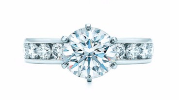 美國女生最愛的婚戒是哪幾款？追求典雅卻拒絕沉悶的她們，帶起了這 5 款時尚潮流！