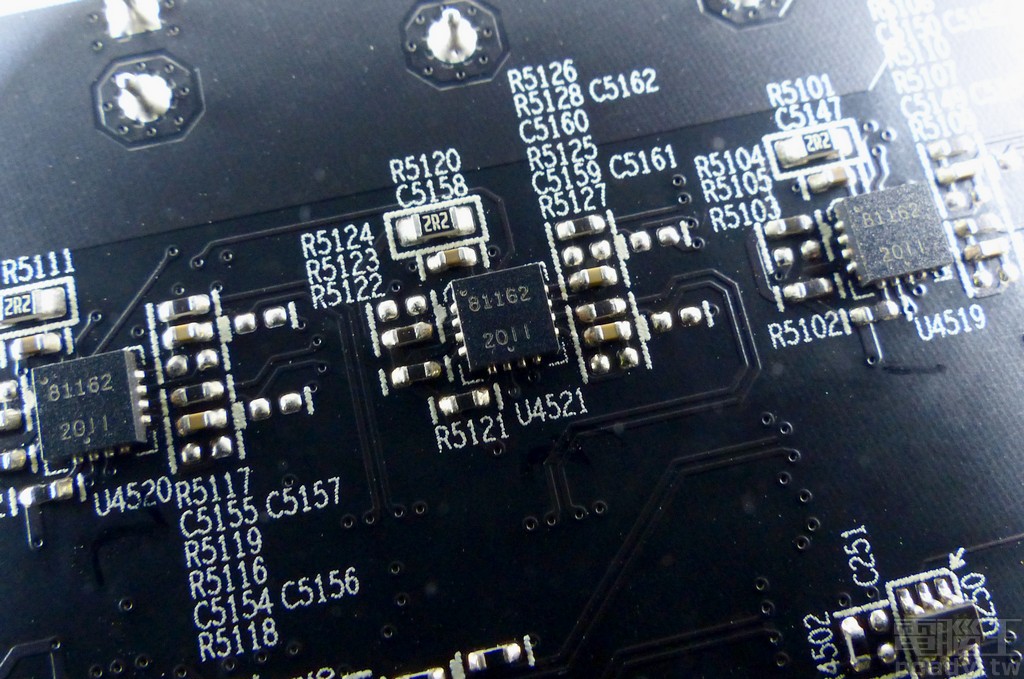 NCP81022 3 相 PWM 訊號各自輸入 1 顆 NCP81162 倍相器，共擴展成 6 相