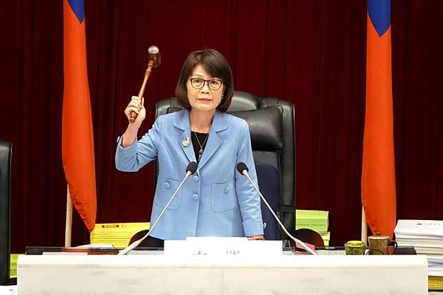 ▲高雄市議會第三屆第六次定期大會今天在議長曾麗燕敲下議事槌後閉幕，市長陳其邁率領市府團隊出席，感謝議員共同為高雄努力。（圖／高市議會提供）
