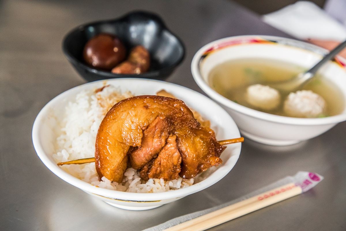 通通50年起跳！彰化６排隊老店：80年爌肉飯霸主、木瓜牛奶創始店、免費喝湯