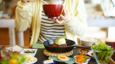 日本餐桌禮儀｜日本人所謂「要吃得漂亮」是什麼意思？來看看嚴謹的日本餐桌禮儀吧！