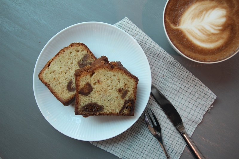 本店甜點各項嚴選食材 VALRHONA 法芙娜巧克力 Isigny Ste Mère 依思尼 法定產區奶油 Les Vergers Boiron 天然果泥 Elle & Vire 鐵塔牌鮮奶油 法國安