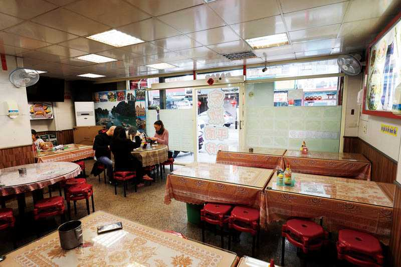 「家欣平價快炒」雖然店面不起眼，卻常有外國客造訪。（圖／于魯光）