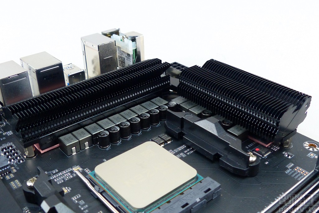 ▲ GIGABYTE 從 X570 AORUS XTREME 至 X570 AORUS PRO 為止，處理器供電轉換散熱器均為最大化表面積的鋁鰭焊接設計。