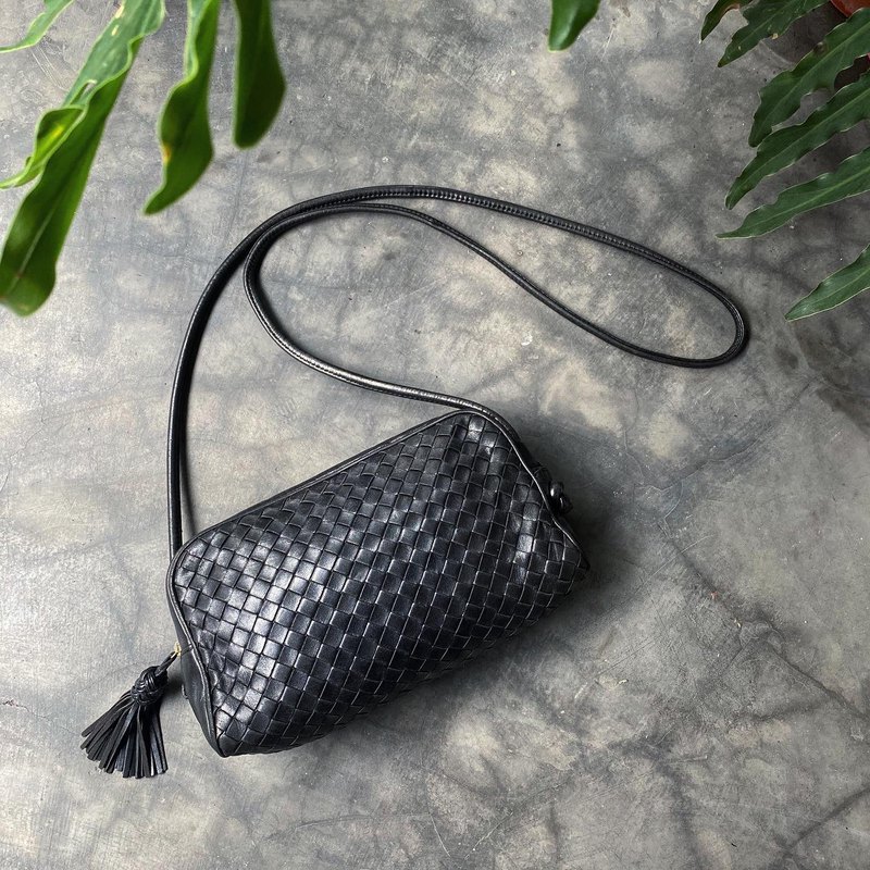 /義大利製 /約26x15x7 公分/背帶約64 公分 /內有一拉鏈暗袋 /皮革、外觀、內裡、五金皆有歲月留下痕跡