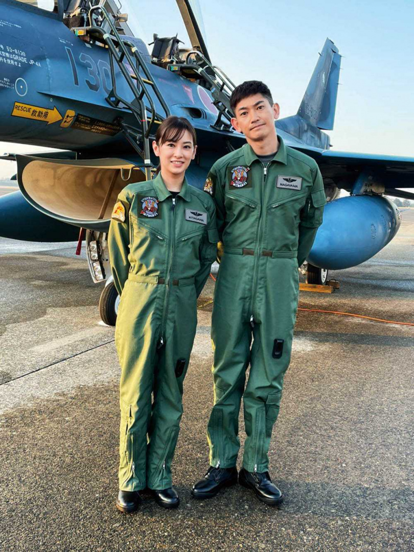 北川景子在新戲《離婚活動》中，被永山瑛太飾演的航空自衛隊隊員所救，兩人火速墜入愛河閃婚。（圖／friDay影音提供）