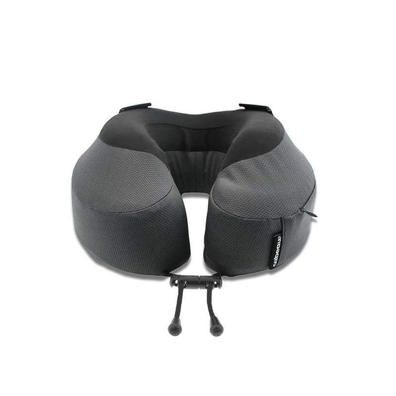 產品特色 兩側加高設計，使用記憶泡棉材質 可調節繫帶，一枕多用 有效防止頭部向前或側面滑落 枕套高透氣性及快乾機能纖維特色 可拆除表布髒污方便清洗 附拉鍊式收納袋，可將頸枕壓縮至1/2尺寸 產品介紹 