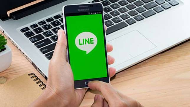 Aplikasi Line pada sebuah telepon seluler pintar. (Shutterstock)