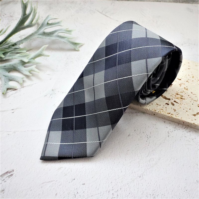 漸層菱格藍灰領帶-每個男士都必備的百搭領帶 !