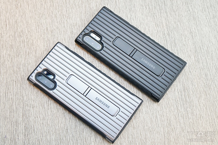 三星立架式保護皮套，保護殼後方有支架，掀開來就可以把手機立在桌上，共有黑銀兩色，售價 1,090 元。