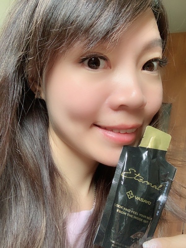 倪倪愛健康－（膠原蛋白飲推薦）歐美明星網紅名媛維持體態全方位肌膚Q彈、美白、光澤三合一的新寵兒-VASAYO維善優 優恆青春飲 Eternal 開箱直擊分享