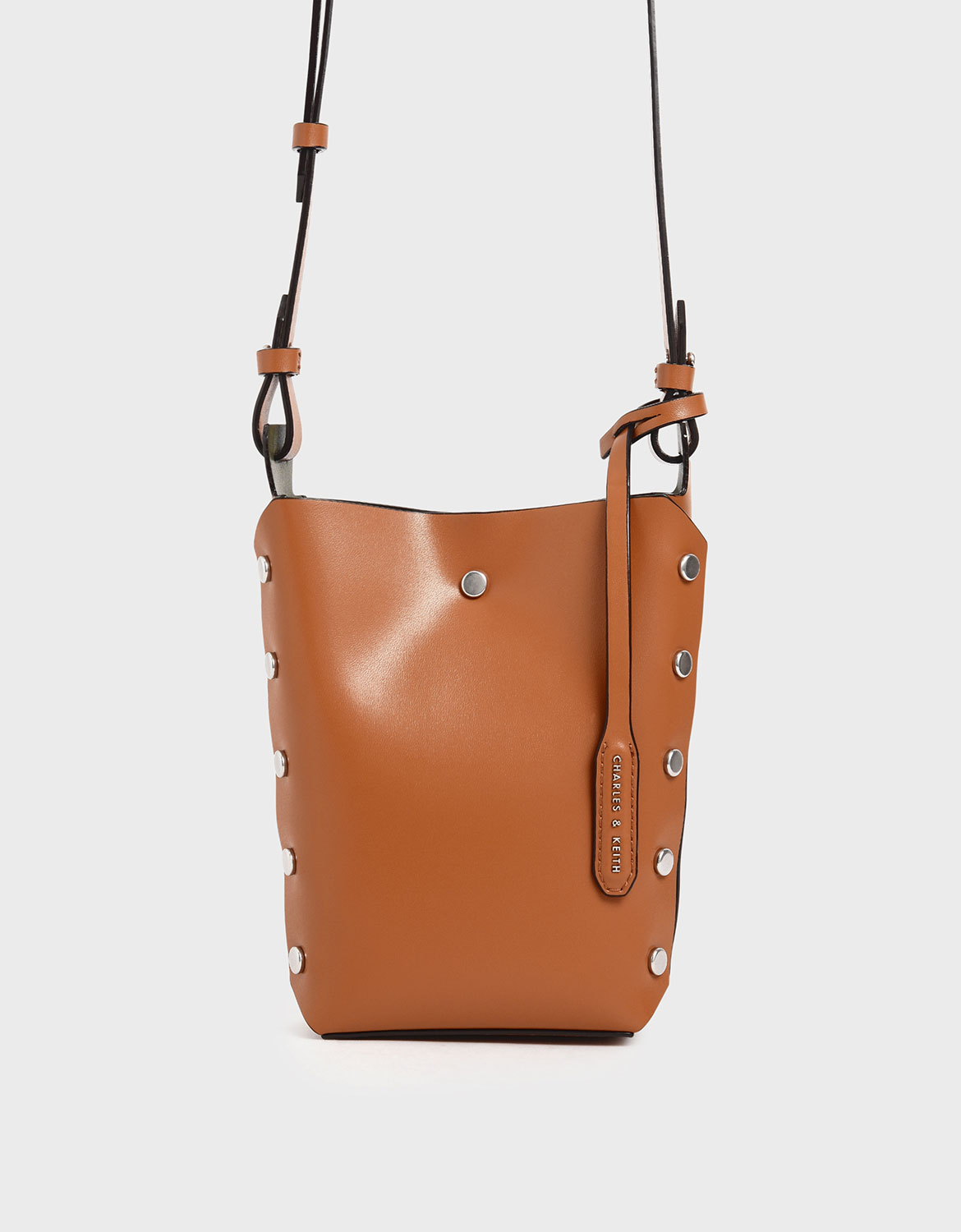 配件也能變身，靠自己就能打造出全新色調的包包。小巧實用、時髦多變，本季必備。