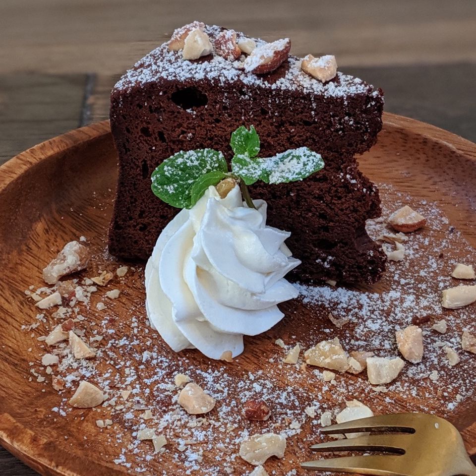 近所の美味しいケーキ屋さんのチョコケーキ