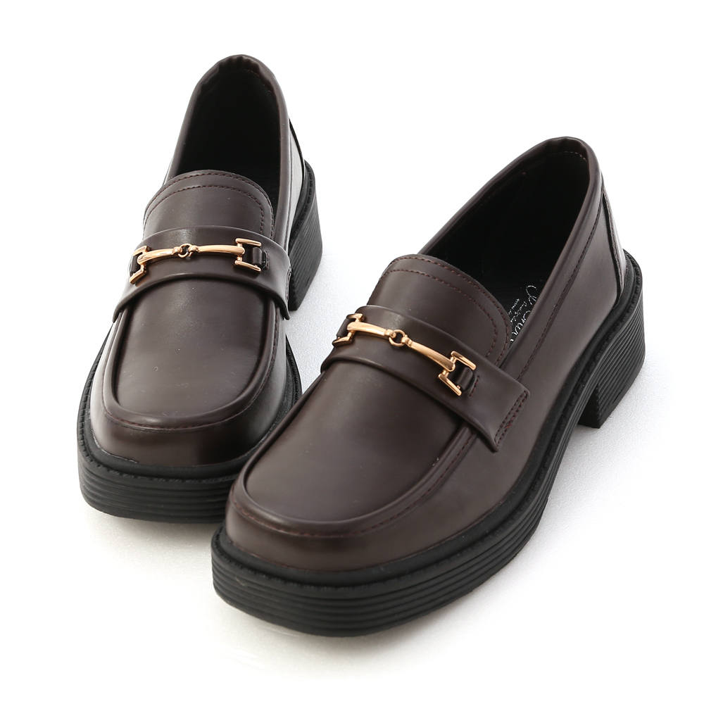 加寬的舒適楦型好穿又好走 精緻的馬銜釦設計讓整體質感大提升 獨特的鬆糕大底好搭又不失存在感 4.5cm跟高巧妙修飾腿型比例 鞋底防滑紋路具有超優的防滑效果 隨意搭配就能穿出屬於自己的style 實搭性