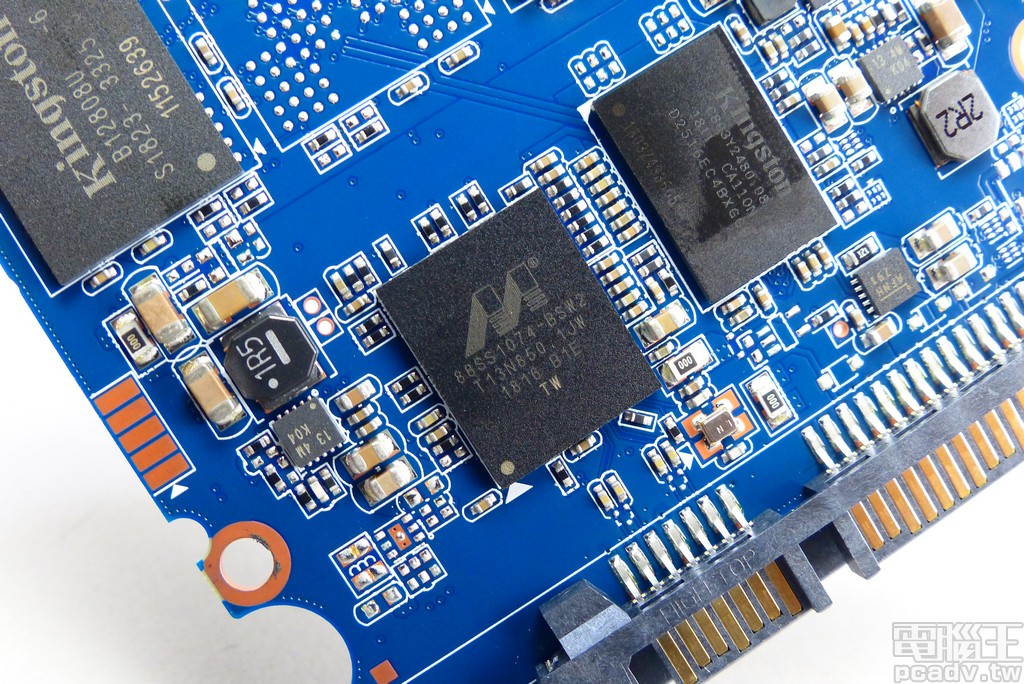 主要控制器選用 88SS1074，支援 4 通道讀寫以及第三代 LDPC 技術
