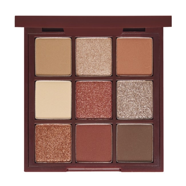 詳細介紹 月與星光渲染著深夜的漆黑與寧靜 就像是月光暈染夜空星光點綴了漆黑能展現出成熟穩重卻有個性的9種不同顏色 柔嫩滑順的極細緻眼影緊緊服貼不輕易非粉 就像溫柔的月光與明亮的星光隱約在夜晚閃爍著 能打造出截然不同眼妝的眼彩盤 商品規格 商品簡述 有著月亮的朦朧神祕也散發出星光的明亮耀眼 品牌 ETUDE HOUSE 原產地 南韓 深、寬、高 7.6x1.4x7.6cm 淨重 80 g 容量 6.3 ml 保存環境 室溫 是否可門市/超商取貨 Y 商品屬性 有效期限 3年