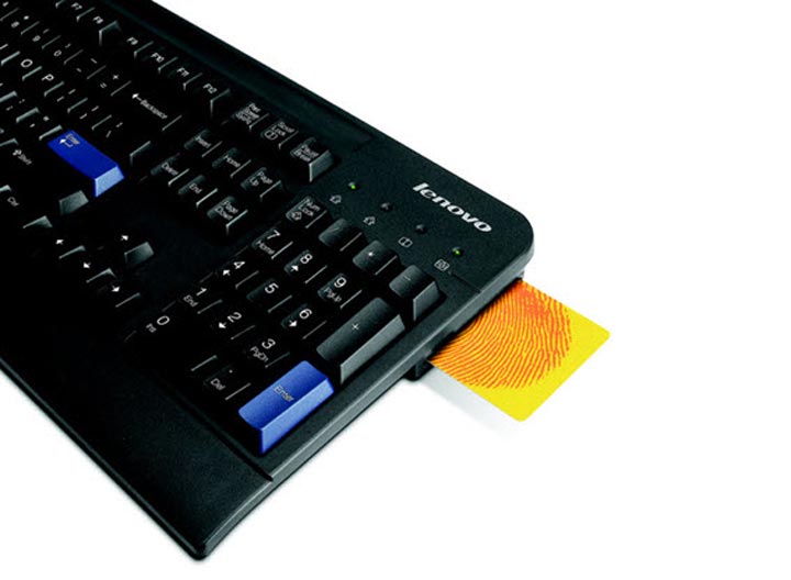 Lenovo USB 智慧型卡片鍵盤整合了智慧卡讀卡功能，要讀取各式晶片憑證或是進行網路 ATM 交易都很方便。