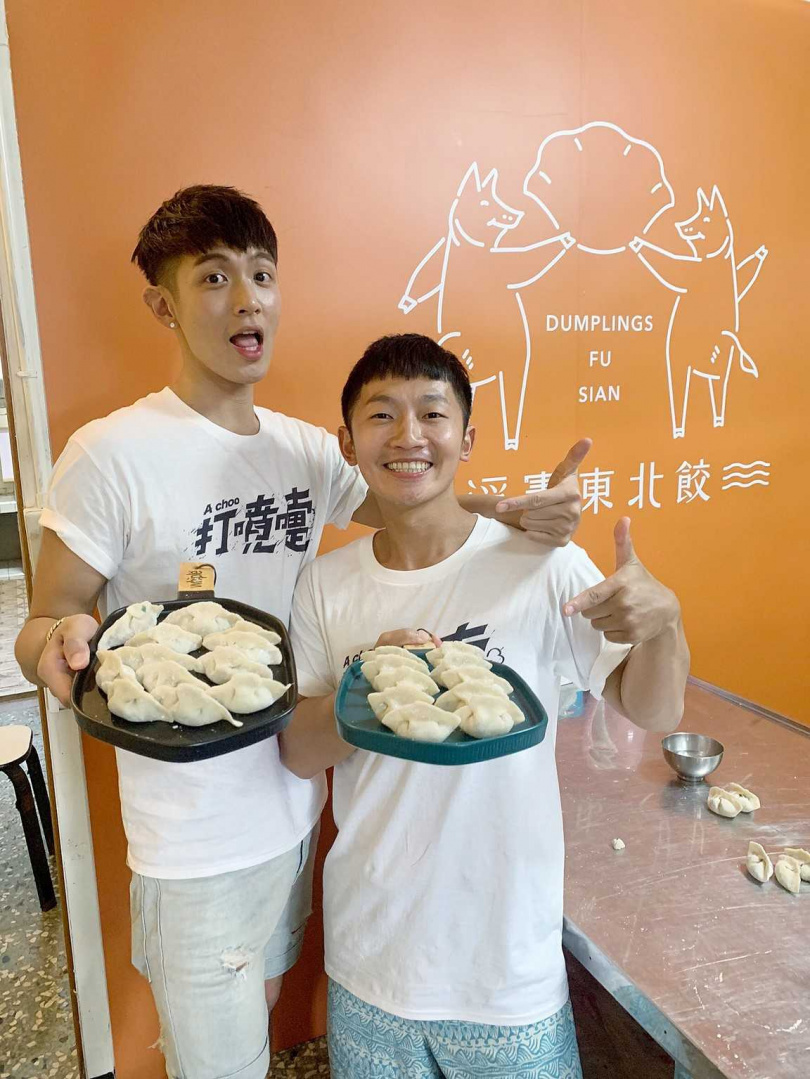 柯震東與蔡昌憲體驗包水餃，兩人四手忙著製作，嘴巴幹話卻同樣停不下來。